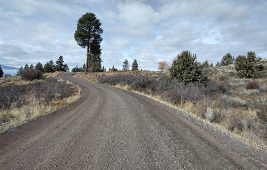 Introducing “The Duke” – Your Ultimate Lakeside Escape in Chiloquin, Oregon!